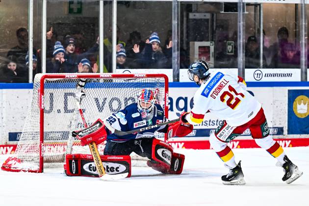 Andreas Andy Jenike Iserlohn Roosters, 92 holds the puck against Brendan OÂ Donnell Duesseldorfer EG, 21 , GER, Iserlohn Roosters vs Duesseldorfer EG, Eishockey, Penny DEL, 32 Spieltag, Spielzeit 2024 2025, 30 12 2024, GER, Iserlohn Roosters vs Duesseldorfer EG, Eishockey, Penny DEL, 32 Spieltag, Spielzeit 2024 2025, 30 12 2024 Iserlohn Copyright: xJonasxBrockmann Eibner-Pressefotx EP_JBN