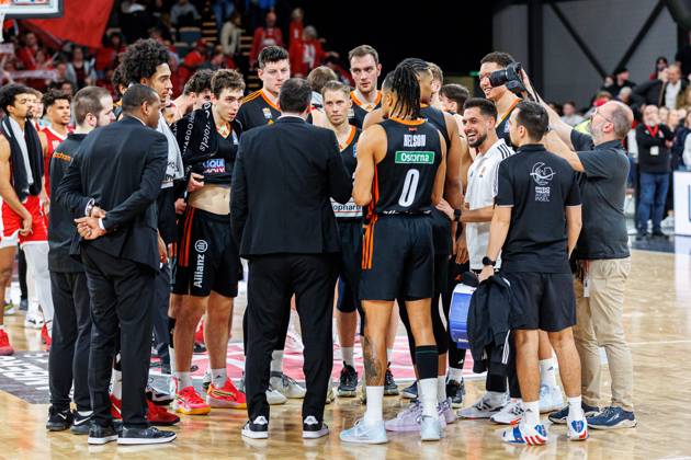 Team, squad, cheers, jubilation, positive emotions, positive emotion, end of game, Bamberg Baskets vs ratiopharm Ulm, Basketball, easyCredit BBL, Matchday 3, 02 01 2025 Bamberg Baskets vs ratiopharm Ulm, Basketball, easyCredit BBL, Matchday 3, 02 01 2025 Bamberg Copyright: xEibner-Pressefoto G.xSantemizx EP_EER