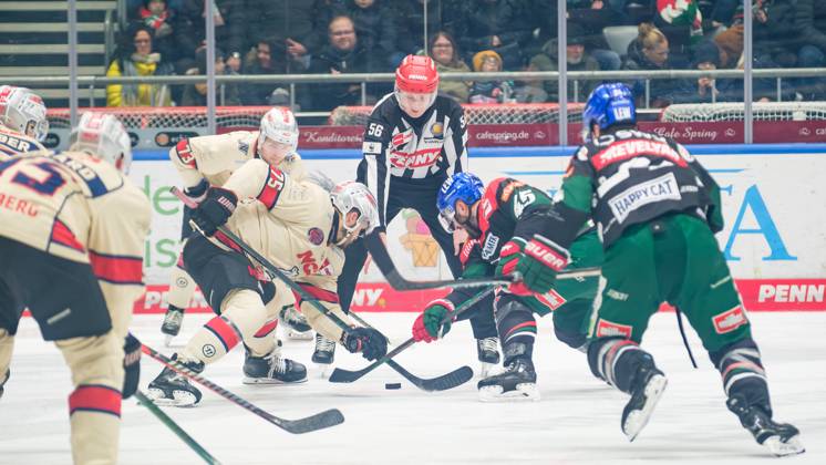 Samuel Dove McFalls 75, Nürnberg Ice Tigers and Jason Bast 45, Augsburger Panther in the background Yannik Koziol 1 Linesman in at the match Augsburger Panther v Nürnberg Ice Tigers, Ice Hockey, Men, Penny DEL 2024 2025, 33 Matchday on 03 01 2025 in Augsburg, Curt Frenzel Stadion Bayern Germany