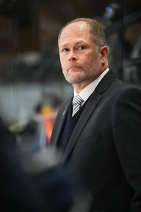 Steve Walker Schwenninger Wild Wings Head Coach Schwenninger Wild Wings vs Grizzlys Wolfsburg, Ice Hockey, DEL, 33 Matchday, Season 2024 2025, 03 01 2025 Schwenninger Wild Wings vs Grizzlys Wolfsburg, Ice Hockey, DEL, Penny DEL, 33 Matchday, Season 2024 2025, 03 01 2025 Schwenningen Copyright: xEibner-Pressefoto SvenxLaeglerx EP_SVL
