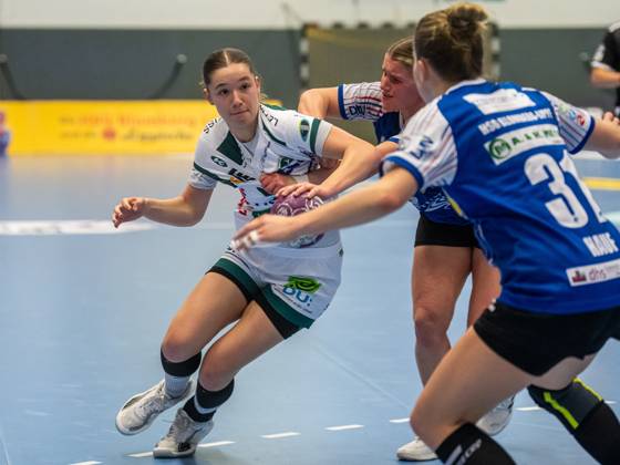 Lara Daeuble (Frisch Auf Frauen, 95) im Zweikampf mit Laura Rueffieux (HSG Blomberg-Lippe, 03), HSG Blomberg-Lippe vs. Frisch Auf Goeppingen, Handball, 1. Bundesliga, Spielzeit 2024 2025, 04.01.2025 HSG Blomberg-Lippe vs. Frisch Auf Goeppingen, Handball, 1. Bundesliga, Spielzeit 2024 2025, 04.01.2025 Blomberg Copyright: xMichaelxSchmidt Eibner-Pressefotx EP_MST