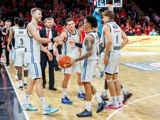 Team, squad, cheers, jubilation, positive emotions, positive emotion, end of game, Niklas Wimberg Hamburg Towers, 17 , Brae Ivey Hamburg Towers, 01 , Jaizec Lottie Hamburg Towers, 04 , Bamberg Baskets vs Veolia Towers Hamburg, Basketball, easyCredit BBL, Matchday 15, 06 01 2025 Bamberg Baskets vs Veolia Towers Hamburg, Basketball, easyCredit BBL, Matchday 15, 06 01 2025 Bamberg Copyright: xEibner-Pressefoto G.xSantemizx EP_EER