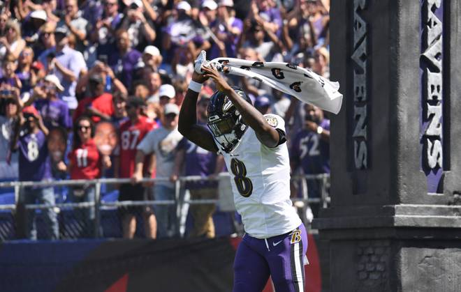 Baltimore Ravens quarterback Lamar Jackson waves a towel as fans cheer during player introductions before a 23-17 win against the Arizona Cardinals at M&T Bank Stadium in Baltimore on September 15, 2019. (Kenneth K. Lam Baltimore Sun TNS) Baltimore MD USA EDITORIAL USE ONLY Copyright: xx 1464059 KennethxK.xLamx krtphotoslive872913