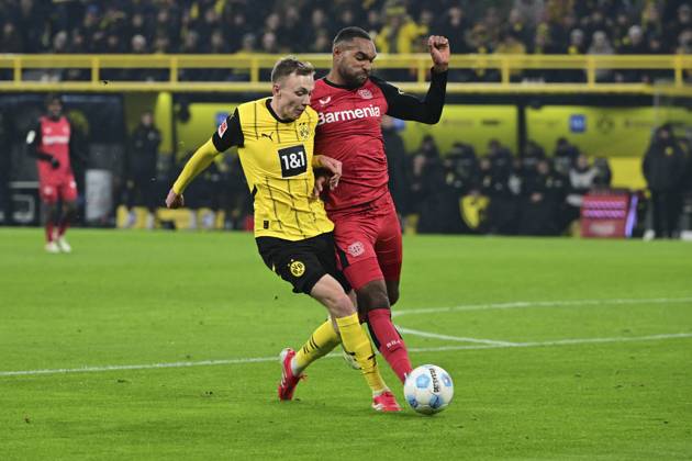 Maximilian Beier 14 Borussia Dortmund in duel, action, with Jonathan Tah 4 Bayer 04 Leverkusen , Borussia Dortmund vs Bayer Leverkusen, Soccer, 1 Bundesliga, Matchday 16, 10 01 2025 DFB regulations prohibit any use of photographs as image sequences and or quasi video Dortmund Nordrhein Westfalen Germany Copyright: xkolbert-press MarcxNiemeyerx