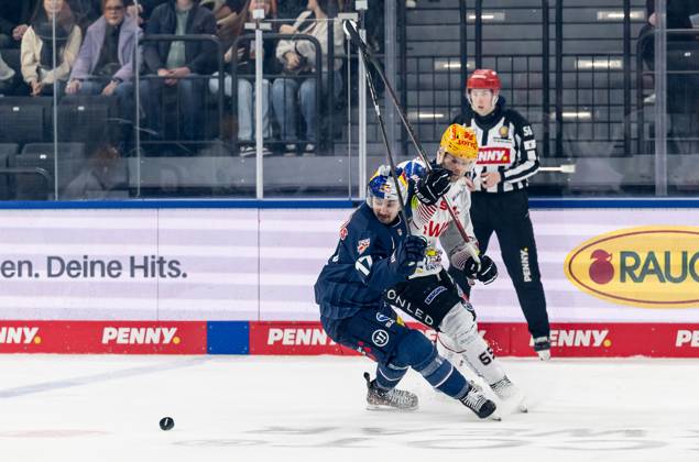 Battle for the puck duel between Taro Hirose EHC Red Bull Muenchen, 17 and Christian Wejse Fischtown Pinguins Bremerhaven, 65 GER, EHC Red Bull Muenchen vs Fischtown Pinguins Bremerhaven, Ice Hockey, DEL, 35 Matchday, 2024 2025 Season, 10 01 2025 GER, EHC Red Bull Muenchen vs Fischtown Pinguins Bremerhaven, Ice Hockey, DEL, 35 Matchday, 2024 2025 Season, 10 01 2025 Muenchen Copyright: xEibner-Pressefoto HeikexFeinerx EP_HFR