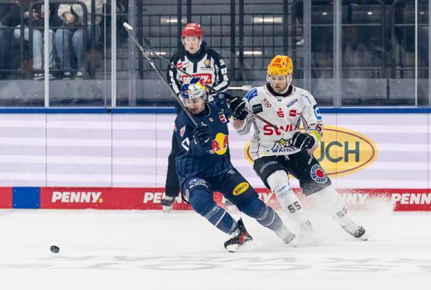 Battle for the puck duel between Taro Hirose EHC Red Bull Muenchen, 17 and Christian Wejse Fischtown Pinguins Bremerhaven, 65 GER, EHC Red Bull Muenchen vs Fischtown Pinguins Bremerhaven, Ice Hockey, DEL, 35 Matchday, 2024 2025 Season, 10 01 2025 GER, EHC Red Bull Muenchen vs Fischtown Pinguins Bremerhaven, Ice Hockey, DEL, 35 Matchday, 2024 2025 Season, 10 01 2025 Muenchen Copyright: xEibner-Pressefoto HeikexFeinerx EP_HFR