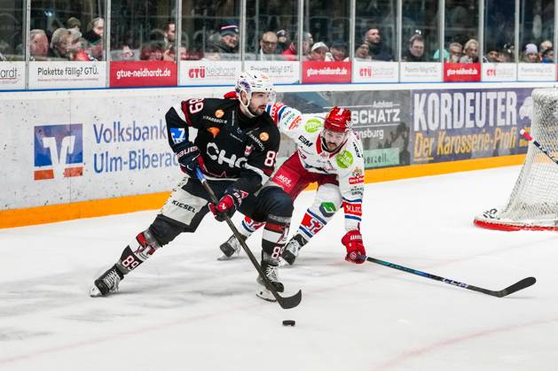Battle for the puck duel between Lukas Muehlbauer Towerstars Ravensburg, 89 and Ryan Sproul Selber Wölfe, 52 , GER, Ravensburg Towerstars vs Selber Woelfe, Ice field hockey, DEL2, Season 2024 2025, Matchday 35, 10 01 25 GER, Ravensburg Towerstars vs Selber Woelfe, Ice field hockey, DEL2, Season 2024 2025, Matchday 35, 10 01 25 Ravenburg Copyright: xEibner-Pressefoto MaximilianxRisx EP_MRT