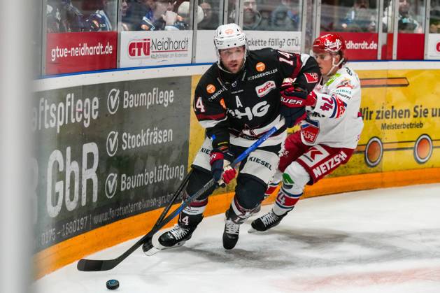 Battle for the puck duel between Nickolas Latta Towerstars Ravensburg, 14 and Moritz Raab Selber Woelfe, 74 , GER, Ravensburg Towerstars vs Selber Woelfe, Ice field hockey, DEL2, Season 2024 2025, Matchday 35, 10 01 25 GER, Ravensburg Towerstars vs Selber Woelfe, Ice field hockey, DEL2, Season 2024 2025, Matchday 35, 10 01 25 Ravenburg Copyright: xEibner-Pressefoto MaximilianxRisx EP_MRT