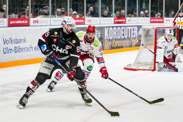 Battle for the puck duel between Lukas Muehlbauer Towerstars Ravensburg, 89 and Ryan Sproul Selber Wölfe, 52 , GER, Ravensburg Towerstars vs Selber Woelfe, Ice field hockey, DEL2, Season 2024 2025, Matchday 35, 10 01 25 GER, Ravensburg Towerstars vs Selber Woelfe, Ice field hockey, DEL2, Season 2024 2025, Matchday 35, 10 01 25 Ravenburg Copyright: xEibner-Pressefoto MaximilianxRisx EP_MRT