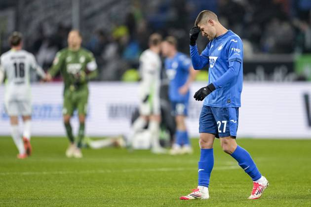 Andrej Kramaric (Hoffenheim, 27), Spieler der TSG 1899 Hoffenheim, enttäuscht über die Niederlage, Enttäuschung nach dem Schlusspfiff, Highlight, Verlierer, verloren, Frustration, disappointed, pessimistisch, 11.01.2025, Sinsheim (Deutschland), Fussball, Bundesliga, TSG 1899 Hoffenheim - VfL Wolfsburg, DFB DFL REGULATIONS PROHIBIT ANY USE OF PHOTOGRAPHS AS IMAGE SEQUENCES AND OR QUASI-VIDEO. xozx