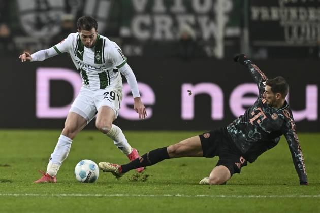 v li in duel Joe Scally Moenchengladbach 29 Leon Goretzka Muenchen 8 11 01 2025 Soccer Borussia Moenchengladbach vs FC Bayern Muenchen, Borussia Park, Moenchengladbach, DFB DFL REGULATIONS PROHIBIT ANY USE OF PHOTOGRAPHS AS IMAGE SEQUENCES AND OR QUASI VIDEO NRW Germany Copyright: xpepphotox xHorstxMauelshagenx pep00321, pep_20250111_hm_2788