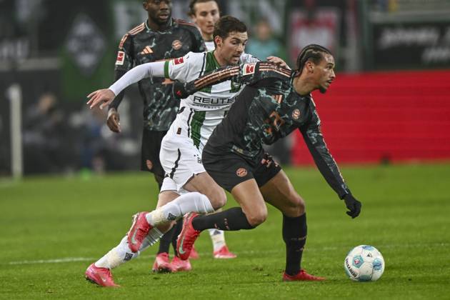 v li in duel Joe Scally Moenchengladbach 29 Leroy Sane Muenchen 10 11 01 2025 Soccer Borussia Moenchengladbach vs FC Bayern Muenchen, Borussia Park, Moenchengladbach, DFB DFL REGULATIONS PROHIBIT ANY USE OF PHOTOGRAPHS AS IMAGE SEQUENCES AND OR QUASI VIDEO NRW Germany Copyright: xpepphotox xHorstxMauelshagenx pep00321, pep_20250111_hm_2413