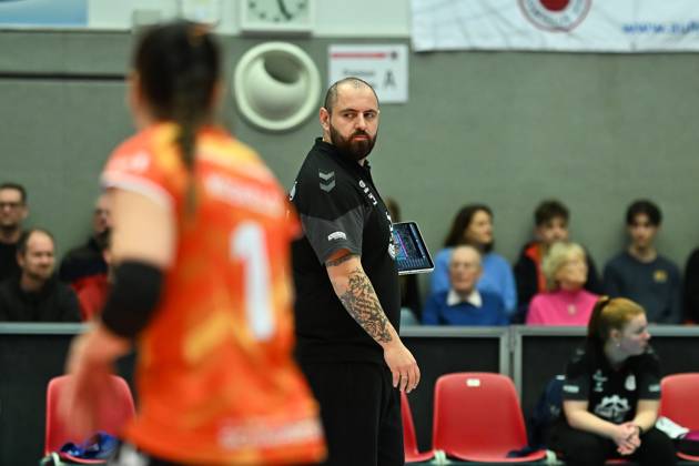 Konstantin Bitter Head Coach Allianz MTV Stuttgart Dresdner SC vs Allianz MTV Stuttgart, 1 Volleyball Bundesliga Women, Season 2024 2025, 11 01 2025 Dresdner SC vs Allianz MTV Stuttgart, 1 Volleyball Bundesliga Women, Season 2024 2025, 11 01 2025 Dresden Copyright: xEibner-Pressefoto PatrickxHoepnex EP_PHR