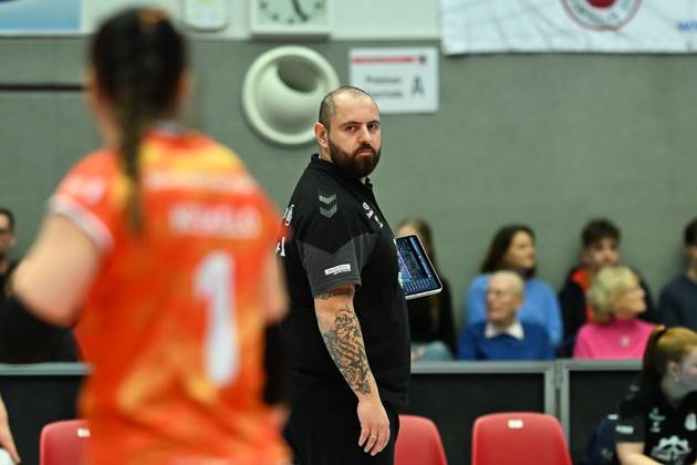 Konstantin Bitter Head Coach Allianz MTV Stuttgart Dresdner SC vs Allianz MTV Stuttgart, 1 Volleyball Bundesliga Women, Season 2024 2025, 11 01 2025 Dresdner SC vs Allianz MTV Stuttgart, 1 Volleyball Bundesliga Women, Season 2024 2025, 11 01 2025 Dresden Copyright: xEibner-Pressefoto PatrickxHoepnex EP_PHR