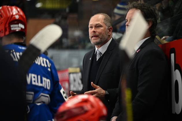 Steve Walker Schwenninger Wild Wings Head Coach Schwenninger Wild Wings vs EHC Red Bull Muenchen, Ice Hockey, DEL, 36 Matchday, Season 2024 2025, 12 01 2025 Schwenninger Wild Wings vs EHC Red Bull Muenchen, Ice Hockey, DEL, Penny DEL, 36 Matchday, Season 2024 2025, 12 01 2025 Schwenningen Copyright: xEibner-Pressefoto SvenxLaeglerx EP_SVL