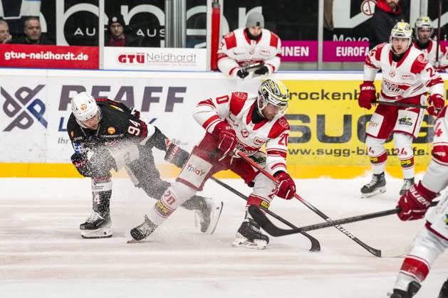 Battle for the puck duel between Patrick Seifert EC Bad Nauheim, 20 and Jan Nijenhuis Towerstars Ravensburg, 94 , GER, Ravensburg Towerstars vs EC Bad Nauheim, Ice field hockey, DEL2, Season 2024 2025, Matchday 37, 17 01 25 GER, Ravensburg Towerstars vs EC Bad Nauheim, Ice field hockey, DEL2, Season 2024 2025, Matchday 37, 17 01 25 Ravenburg Copyright: xEibner-Pressefoto MaximilianxRistx EP_MRT