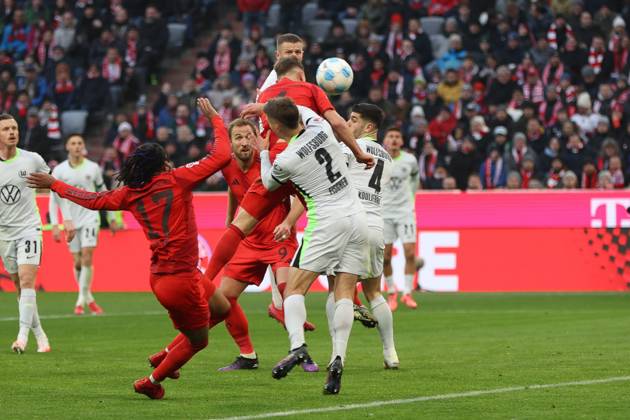 in duel, action, with Joshua Kimmich 6 FC Bayern Muenchen hand, FC Bayern Muenchen vs VfL Wolfsburg, Football, 1 Bundesliga, 18 Matchday, 18 01 2025 DFB regulations prohibit any use of photographs as image sequences and or quasi video Muenchen Bayern Germany Copyright: xkolbert-press ChristianxKolbertx