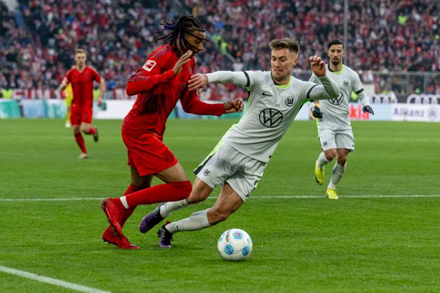 Fight for the ball duel between Michael Olise FC Bayern Muenchen, 17 and Kilian Fischer VfL Wolfsburg, 2 GER, FC Bayern Muenchen vs VfL Wolfsburg, Football, Bundesliga, Matchday 18, Season 2024 2025, 18 01 2025 DFL DFB REGULATIONS PROHIBIT ANY USE OF PHOTOGRAPHS as IMAGE SEQUENCES and or QUASI VIDEO GER, FC Bayern Muenchen vs VfL Wolfsburg, Football, Bundesliga, Matchday 18, Season 2024 2025, 18 01 2025 Muenchen Copyright: xEibner-Pressefoto HeikexFeinerx EP_HFR