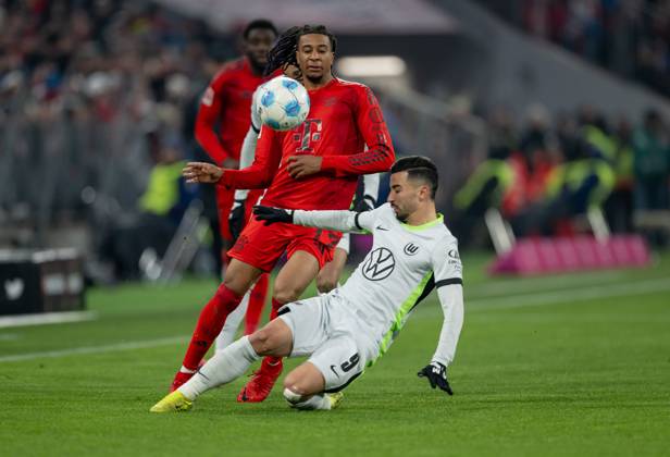Fight for the ball duel between Michael Olise FC Bayern Muenchen, 17 and Mohammed Amoura VfL Wolfsburg, 9 GER, FC Bayern Muenchen vs VfL Wolfsburg, Football, Bundesliga, Matchday 18, Season 2024 2025, 18 01 2025 DFL DFB REGULATIONS PROHIBIT ANY USE OF PHOTOGRAPHS as IMAGE SEQUENCES and or QUASI VIDEO GER, FC Bayern Muenchen vs VfL Wolfsburg, Football, Bundesliga, Matchday 18, Season 2024 2025, 18 01 2025 Muenchen Copyright: xEibner-Pressefoto HeikexFeinerx EP_HFR