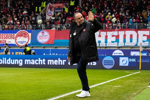 Frank Schmidt 1 FC Heidenheim, Head Coach leaves the interview and waves GER, 1 FC Heidenheim vs FC St Pauli, Football, Bundesliga, Matchday 18, Season 2024 2025, 18 01 2025 DFL REGULATES PROHIBIT ANY USE OF PHOTOGRAPHS AS IMAGE SEQUENCES AND OR QUASI VIDEO GER, 1 FC Heidenheim vs FC St Pauli, Football, Bundesliga, Matchday 18, Season 2024 2025, 18 01 2025 Heidenheim Copyright: xEibner-Pressefoto RogerxBuerkex EP_RBE