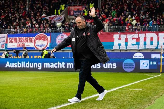 Frank Schmidt 1 FC Heidenheim, Head Coach leaves the interview and waves GER, 1 FC Heidenheim vs FC St Pauli, Football, Bundesliga, Matchday 18, Season 2024 2025, 18 01 2025 DFL REGULATES PROHIBIT ANY USE OF PHOTOGRAPHS AS IMAGE SEQUENCES AND OR QUASI VIDEO GER, 1 FC Heidenheim vs FC St Pauli, Football, Bundesliga, Matchday 18, Season 2024 2025, 18 01 2025 Heidenheim Copyright: xEibner-Pressefoto RogerxBuerkex EP_RBE