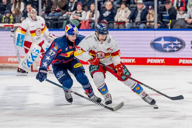 Fight for the puck duel between Veit Oswald EHC Red Bull Muenchen, 27 and Kyle Cumiskey Duesseldorfer EG, 16 GER, EHC Red Bull Muenchen vs Duesseldorfer EG, Ice Hockey, DEL, Matchday 38, Season 2024 2025, 19 01 2025 GER, EHC Red Bull Muenchen vs Duesseldorfer EG, Ice Hockey, DEL, Matchday 38, Season 2024 2025, 19 01 2025 Muenchen Copyright: xEibner-Pressefoto FranzxFeinerx EP_HFR