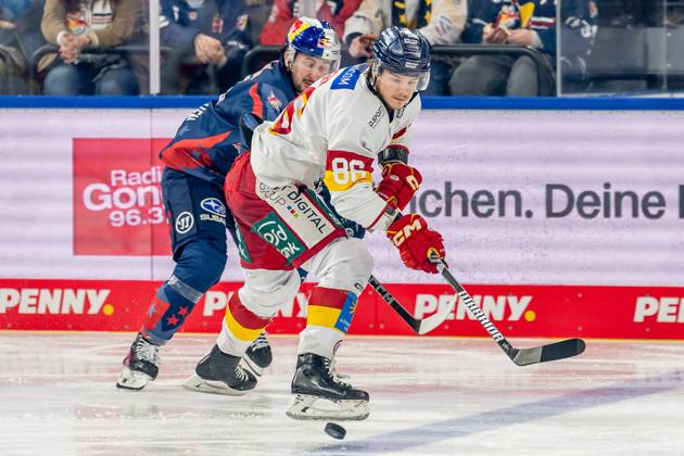 Battle for the puck duel between Taro Hirose EHC Red Bull Muenchen, 17 and Drake Rymsha Duesseldorfer EG, 86 GER, EHC Red Bull Muenchen vs Duesseldorfer EG, Ice Hockey, DEL, Matchday 38, Season 2024 2025, 19 01 2025 GER, EHC Red Bull Muenchen vs Duesseldorfer EG, Ice Hockey, DEL, Matchday 38, Season 2024 2025, 19 01 2025 Muenchen Copyright: xEibner-Pressefoto FranzxFeinerx EP_HFR