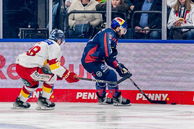 Fight for the puck duel between Alexander Ehl Duesseldorfer EG, 28 and Will Butcher EHC Red Bull Muenchen, 4 GER, EHC Red Bull Muenchen vs Duesseldorfer EG, Ice Hockey, DEL, Matchday 38, Season 2024 2025, 19 01 2025 GER, EHC Red Bull Muenchen vs Duesseldorfer EG, Ice Hockey, DEL, Matchday 38, Season 2024 2025, 19 01 2025 Muenchen Copyright: xEibner-Pressefoto FranzxFeinerx EP_HFR