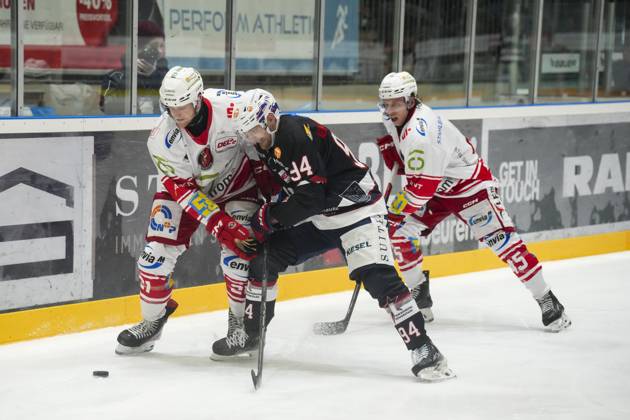 Battle for the puck duel between Mirko Sacher Eispiraten Crimmitschau, 21 vs Jan Nijenhuis Towerstars Ravensburg, 94 , GER, Ravensburg Towerstars vs Eispiraten Crimmitschau, Ice field hockey, DEL2, Season 2024 2025, Matchday 39, 21 01 25 GER, Ravensburg Towerstars vs Eispiraten Crimmitschau, Ice field hockey, DEL2, Season 2024 2025, Matchday 39, 21 01 25 Ravenburg Copyright: xEibner-Pressefoto MaximilianxRistx EP_MRT
