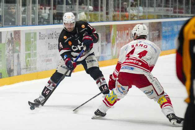 Battle for the puck duel between Nickolas Latta Towerstars Ravensburg, 14 and Jerkko Raemoe Eispiraten Crimmitschau, 44 , GER, Ravensburg Towerstars vs Eispiraten Crimmitschau, Ice Hockey, DEL2, Season 2024 2025, Matchday 39, 21 01 25 GER, Ravensburg Towerstars vs Eispiraten Crimmitschau, Ice Hockey, DEL2, Season 2024 2025, Matchday 39, 21 01 25 Ravenburg Copyright: xEibner-Pressefoto MaximilianxRistx EP_MRT