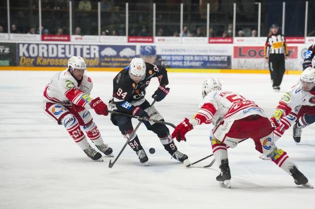Battle for the puck duel between Mirko Sacher Eispiraten Crimmitschau, 21 vs Jan Nijenhuis Towerstars Ravensburg, 94 , GER, Ravensburg Towerstars vs Eispiraten Crimmitschau, Ice field hockey, DEL2, Season 2024 2025, Matchday 39, 21 01 25 GER, Ravensburg Towerstars vs Eispiraten Crimmitschau, Ice field hockey, DEL2, Season 2024 2025, Matchday 39, 21 01 25 Ravenburg Copyright: xEibner-Pressefoto MaximilianxRistx EP_MRT