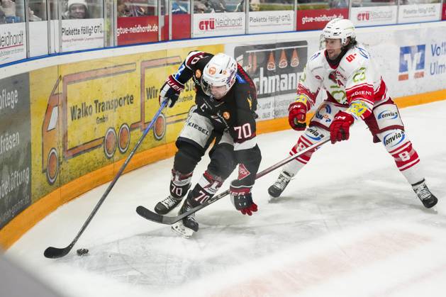 Battle for the puck duel between Maximilian Hadraschek Towerstars Ravensburg, 70 and Dominic Walsh Eispiraten Crimmitschau, 8 , GER, Ravensburg Towerstars vs Eispiraten Crimmitschau, Ice Hockey, DEL2, Season 2024 2025, Matchday 39, 21 01 25 GER, Ravensburg Towerstars vs Eispiraten Crimmitschau, Ice Hockey, DEL2, Season 2024 2025, Matchday 39, 21 01 25 Ravenburg Copyright: xEibner-Pressefoto MaximilianxRistx EP_MRT