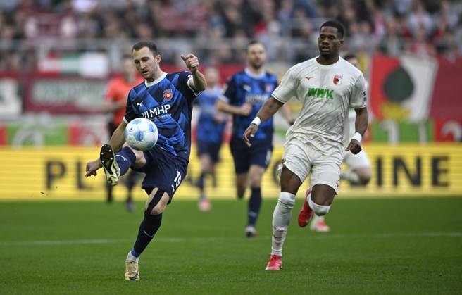 duel, action Budu Zivzivadze Siwsiwadse 1 FC Heidenheim 1846 FCH 12 vs Samuel Essende FC Augsburg FCA 09 FC Augsburg FCA vs 1 FC Heidenheim FCH 25 01 2025 DFL REGULATIONS PROHIBIT ANY USE OF PHOTOGRAPHS AS IMAGE SEQUENCES AND OR QUASI VIDEO FC Augsburg FCA vs 1 FC Heidenheim FCH