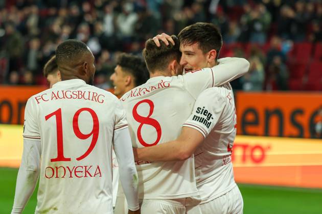 die Mannschaft freut sich ueber das Tor von Keven Schlotterbeck 31 (FC Augsbburg) zum Sieg 2:1, FC Augsburg vs. 1. FC Heidenheim, Fussball, 1. Bundesliga, 19. Spieltag, 25.01.2025 DFB regulations prohibit any use of photographs as image sequences and or quasi-video Augsburg Bayern Deutschland Copyright: xkolbert-press MartinxAgüerax