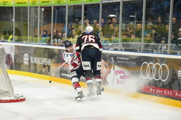 Battle for the puck duel between Lukas Jung Towerstars Ravensburg, 41 and Nikolas Linsenmaier EHC Freiburg, 9 , GER, Ravensburg Towerstars vs EHC Freiburg, Ice field hockey, DEL2, Season 2024 2025, Matchday 41, 26 01 25 GER, Ravensburg Towerstars vs EHC Freiburg, Ice field hockey, DEL2, Season 2024 2025, Matchday 41, 26 01 25 Ravenburg Copyright: xEibner-Pressefoto MaximilianxRistx EP_MRT