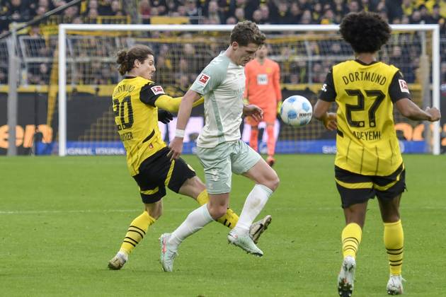 from left in duel Marcel Sabitzer Dortmund 20 Jens Stage Werder Bremen 6 25 01 2025 Soccer Borussia Dortmund vs SV Werder Bremen , Signal Iduna Park, Dortmund, DFB DFL REGULATIONS PROHIBIT ANY USE OF PHOTOGRAPHS AS IMAGE SEQUENCES AND OR QUASI VIDEO Copyright: xpepphotox xSaschaxWeizx pep00321, pep_20250125_hm_13456