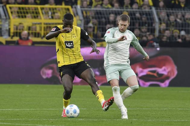 v li in duel Serhou Guirassy Dortmund 9 Mitchell Weiser Werder Bremen 8 25 01 2025 Soccer Borussia Dortmund vs SV Werder Bremen , Signal Iduna Park, Dortmund, DFB DFL REGULATIONS PROHIBIT ANY USE OF PHOTOGRAPHS AS IMAGE SEQUENCES AND OR QUASI VIDEO Copyright: xpepphotox xSaschaxWeizx pep00321, pep_20250125_hm_14056