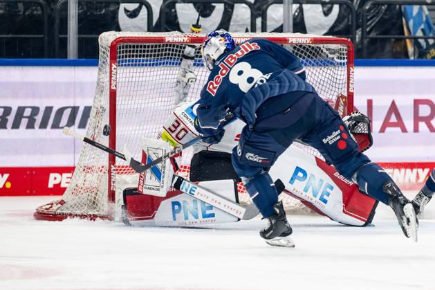 Tobias Rieder EHC Red Bull Muenchen, 8 misses here against Kristers Gudlevskis goalie, Fischtown Pinguins Bremerhaven, 30 GER, EHC Red Bull Muenchen vs Fischtown Pinguins Bremerhaven, Ice Hockey, DEL, 42 Matchday, Season 2024 2025, 31 01 2025 GER, EHC Red Bull Muenchen vs Fischtown Pinguins Bremerhaven, Ice Hockey, DEL, 42 Matchday, Season 2024 2025, 31 01 2025 Muenchen Copyright: xEibner-Pressefoto HeikexFeinerx EP_HFR