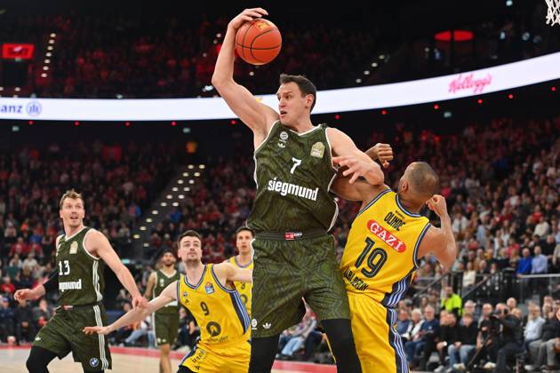 Johannes VOIGTMANN FCB , action,duel against Louis OLINDE Berlin Basketball BBL,season 2024 2025 FC Bayern Muenchen Alba Berlin 99 86 on 02 02 2025, S A P G A R D EN