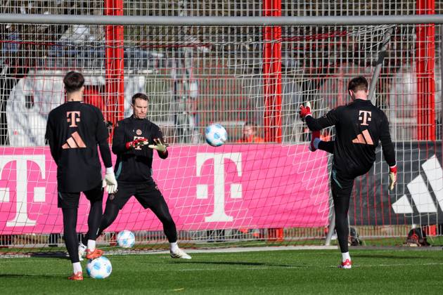 Manuel Neuer FC Bayern Muenchen, 01 with Jonas Urbig FC Bayern Muenchen, 40 at training, GER, Public training, FC Bayern Muenchen, Football, Season 2024 2025, 04 02 2025, GER, Public training, FC Bayern Muenchen, Football, Season 2024 2025, 04 02 2025 Muenchen Copyright: xEibner-Pressefoto JennixMaulx EP_JML