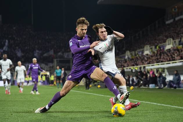 Inter MilanÕs Nicolo Barella fights for the ball with FiorentinaÕs Marin Pongracic during the Serie A Enilive 2024 2025 match between Fiorentina and Inter - Serie A Enilive at Artemio Franchi Stadium - Soccer - Florence, Italy - Thursday February 6, 2025  Copyright: xMassimoxPaolone LaPressex