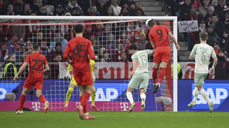 Penalty area scene, goal area scene Goal shot Action Goal chance Harry Kane FC Bayern Muenchen FCB 09 Header duel Duel Action Milos Veljkovic SV Werder Bremen SVW 13 Goalkeeper Michael Zetterer SV Werder Bremen SVW 01 FC Bayern Muenchen FCB vs SV Werder Bremen SVW 07 02 2025 DFL REGULATIONS PROHIBIT ANY USE OF PHOTOGRAPHS AS IMAGE SEQUENCES AND OR QUASI VIDEO FC Bayern Muenchen FCB vs SV Werder Bremen SVW
