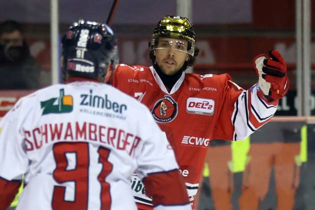 Sahnpark Crimmitschau 07 02 2025 Saison 2024 25 Eishockey 2 Bundesliga Spieltag 44 Eispiraten Eispiraten EHC Freiburg Scott Feser EPC rot erzielt das 1 1 Crimmitschau Sachsen Germany