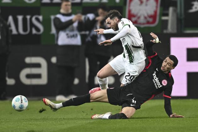 v li in duel Joe Scally Moenchengladbach 29 Hugo Ekitike Frankfurt 11 08 02 2025 Soccer Borussia Moenchengladbach vs Eintracht Frankfurt, Borussia Park, Moenchengladbach, DFB DFL REGULATIONS PROHIBIT ANY USE OF PHOTOGRAPHS AS IMAGE SEQUENCES AND OR QUASI VIDEO NRW Germany Copyright: xpepphotox xHorstxMauelshagenx pep00321, pep_20250208_hm_5765