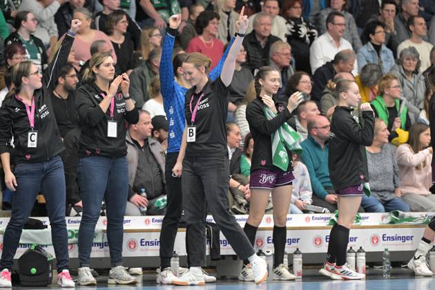 Miriam Hirsch TusSies Metzingen, Coach cheers FrischAuf Goeppingen vs TusSies Metzingen , Handball, HBF, 16 League Matchday, Season 2024 2025, 08 02 2025 FrischAuf Goeppingen vs TusSies Metzingen, Handball, HBF, 16 League Matchday, Season 2024 2025, 08 02 2025 Goeppingen Copyright: xEibner-Pressefoto TobiasxBaurx EP_TBR