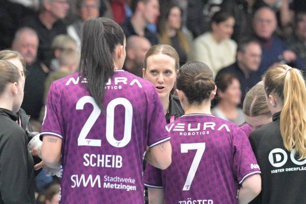 Miriam Hirsch TusSies Metzingen, Coach in Time Out FrischAuf Goeppingen vs TusSies Metzingen , Handball, HBF, 16 League Matchday, Season 2024 2025, 08 02 2025 FrischAuf Goeppingen vs TusSies Metzingen, Handball, HBF, 16 League Matchday, Season 2024 2025, 08 02 2025 Goeppingen Copyright: xEibner-Pressefoto TobiasxBaurx EP_TBR