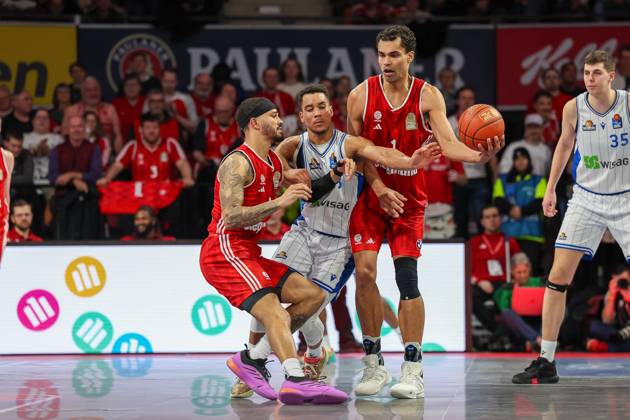 Oscar da Silva FC Bayern Basketball, 01 with ball in duel with Garai Zeeb Frankfurt Skyliners, 03 and Nick Weiler Babb FC Bayern Basketball, 00 , GER, FC Bayern Muenchen vs Skyliners Frankfurt, Basketball, easycredit Basketball Bundesliga, BBL, 21 Matchday, Season 2024 2025, 11 02 2025, GER, FC Bayern Muenchen vs Skyliners Frankfurt, Basketball, easycredit Basketball Bundesliga, BBL, 21 Matchday, Season 2024 2025, 11 02 2025 Muenchen Copyright: xEibner-Pressefoto JennixMaulx EP_JML