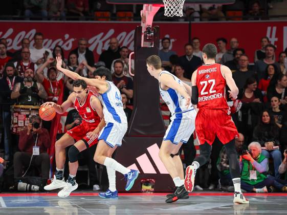 Oscar da Silva FC Bayern Basketball, 01 with ball with Kamaka Hepa Frankfurt Skyliners, 44 , with Jacob Knauf Frankfurt Skyliners, 35 and Danko Brankovic FC Bayern Basketball, 22 , GER, FC Bayern Muenchen vs Skyliners Frankfurt, Basketball, easycredit Basketball Bundesliga, BBL, 21 Matchday, Season 2024 2025, 11 02 2025, GER, FC Bayern Muenchen vs Skyliners Frankfurt, Basketball, easycredit Basketball Bundesliga, BBL, 21 Matchday, Season 2024 2025, 11 02 2025 Muenchen Copyright: xEibner-Pressefoto JennixMaulx EP_JML