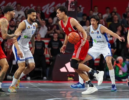 Oscar da Silva FC Bayern Basketball, 01 with ball with David Muenkat Frankfurt Skyliners, 55 and Kamaka Hepa Frankfurt Skyliners, 44 , with Nick Weiler Babb FC Bayern Basketball, 00 , GER, FC Bayern Muenchen vs Skyliners Frankfurt, Basketball, easycredit Basketball Bundesliga, BBL, 21 Matchday, Season 2024 2025, 11 02 2025, GER, FC Bayern Muenchen vs Skyliners Frankfurt, Basketball, easycredit Basketball Bundesliga, BBL, 21 Matchday, Season 2024 2025, 11 02 2025 Muenchen Copyright: xEibner-Pressefoto JennixMaulx EP_JML