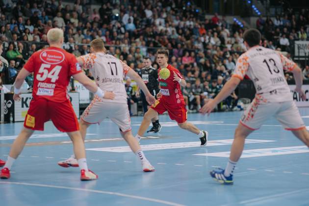 Renars Uscins TSV Hannover Burgdorf, 10 in the middle during the build-up, from l Justus Fischer TSV Hannover Burgdorf, 54 Samuel Roethlisberger TVB Stuttgart, 17 and Achilleas Toskas TVB Stuttgart, 13 , TVB Stuttgart vs TSV Hannover Burgdorf, Handball, 1 Bundesliga, Matchday 19, Season 2024 2025, 13 02 2025, TVB Stuttgart vs TSV Hannover Burgdorf, Handball, 1 Bundesliga, Matchday 19, Season 2024 2025, 13 02 2025 Stuttgart Copyright: xEibner-Pressefoto LarsxNeumannx EP_LNN